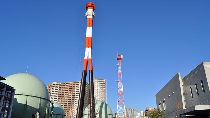 相鉄線平沼橋駅のガスホルダー横に突如現れた鉄塔の正体とは