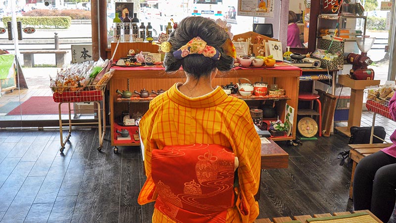 JR洋光台駅前のお茶屋さんに年中着物の日本髪女性がいる!?