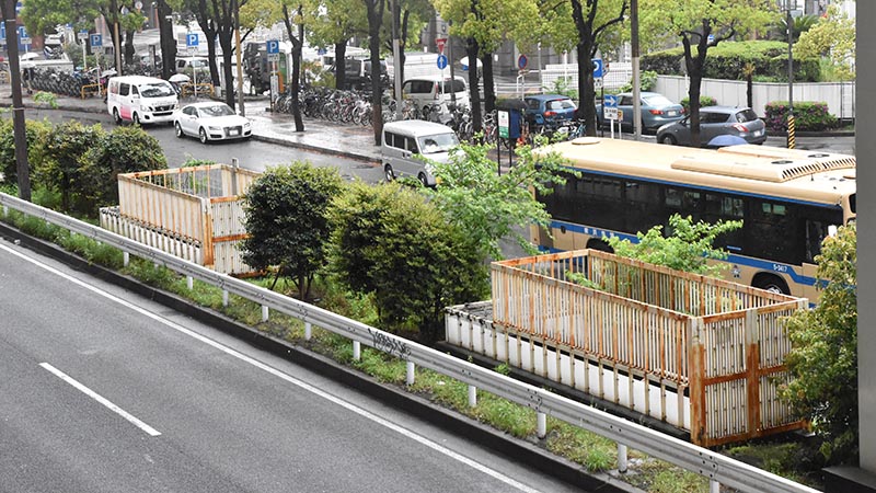 横浜駅東口の道路上に孤立している、誰も使わない階段の正体は?