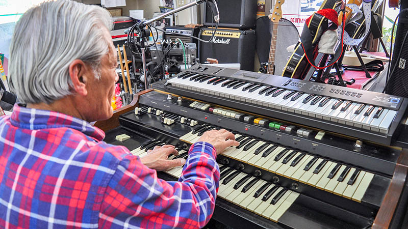 まるでギターの博物館! 相鉄線西谷駅の「ヤマザキサンロイヤル」が楽器だらけの理由