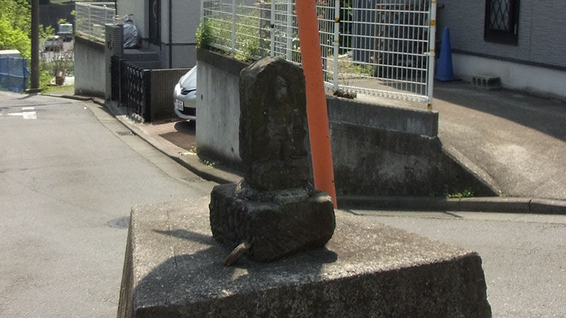 旭区の三叉路のド真ん中にある邪魔な像の正体は?