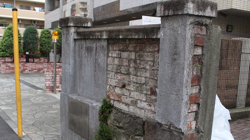 山下町に残る「半端な塀」の不思議。旧居留地の「シルク通り」には何がある?