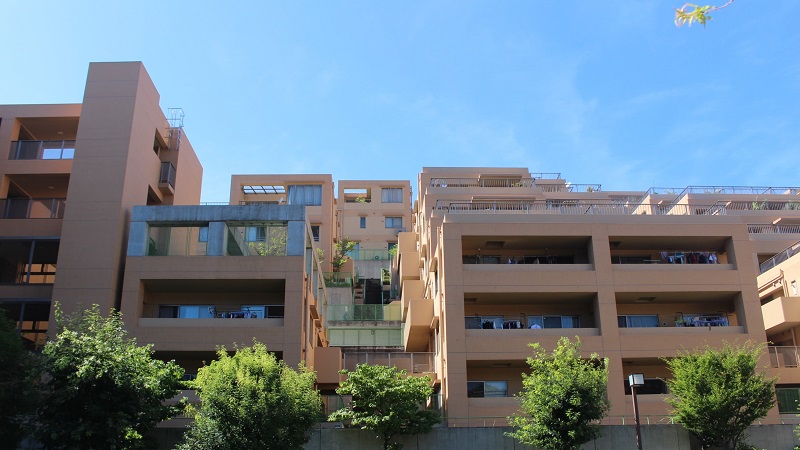 横浜~戸塚駅間の東海道線から見える謎のマンションの正体とは?