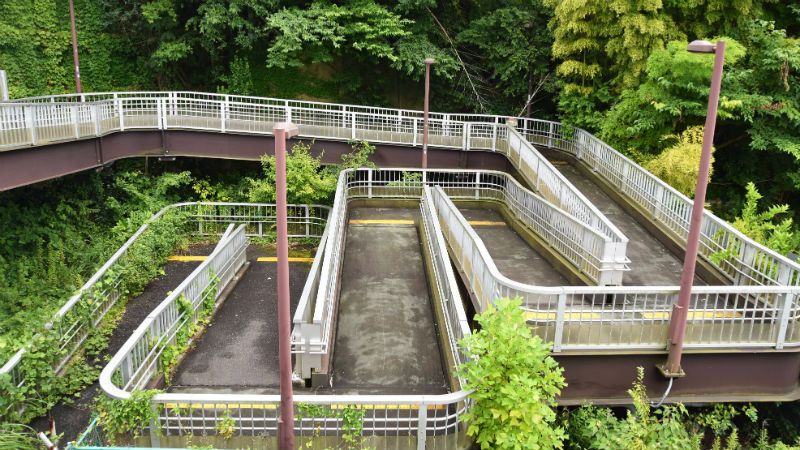 栄区桂町の迷路みたいな歩道橋! どうしてこんなにクネクネしてるの?