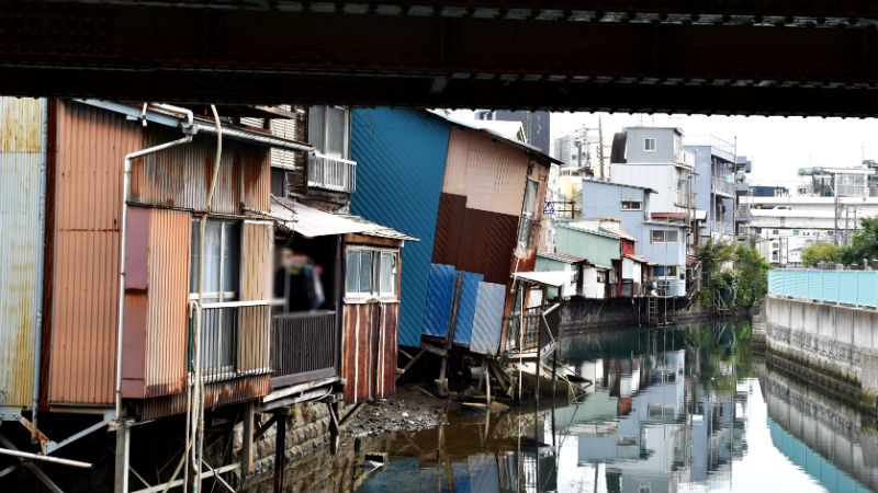 東神奈川の傾いた家、所有者が代執行間近に現れたため一時中断