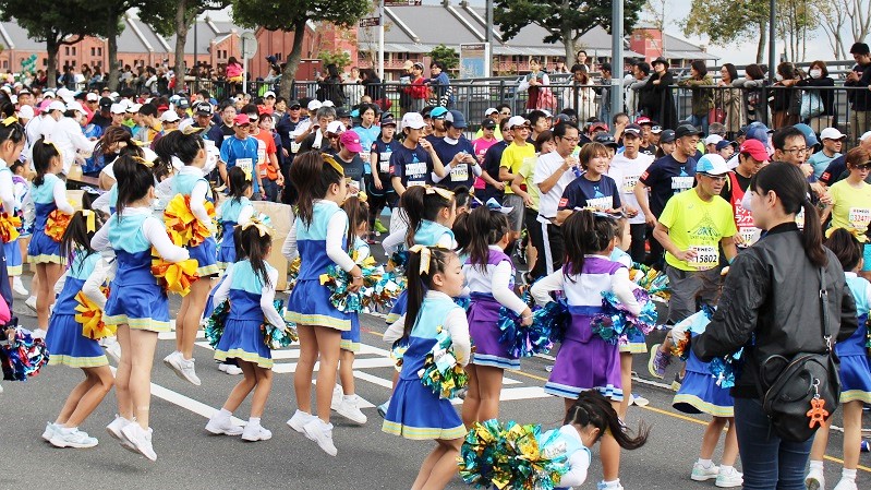 完走ランナーに聞いた、横浜マラソンの魅力とは? 当日の沿道をレポート!