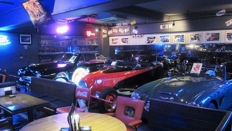 アメ車・クラシックカーのエンスーが感動!車を眺めて酒が飲めるバーって?