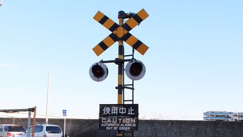 海辺にたたずむ「使用中止」踏切は何のため? 塩を運んだ中区かもめ町の線路を辿る