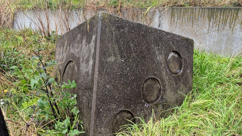 南区南太田に転がる「巨大サイコロ」? 謎が謎を呼ぶモニュメントの正体は