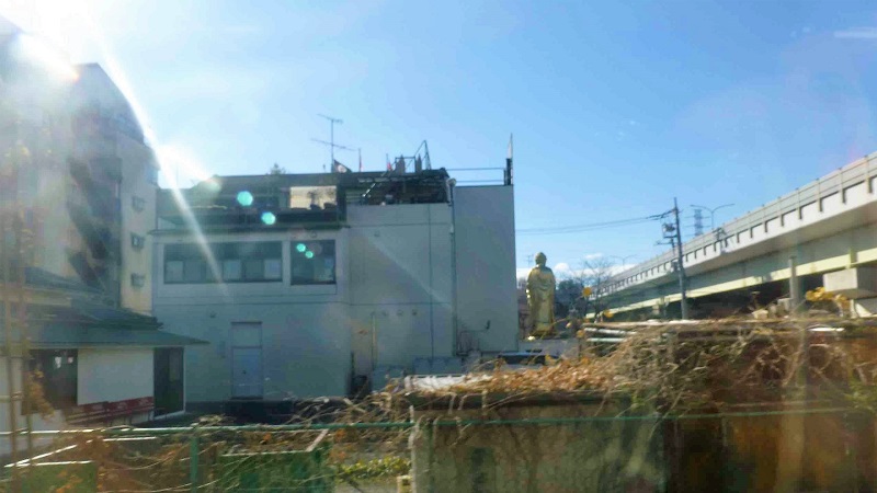 JR南武線武蔵溝ノ口から津田山間に見える黄金仏像の正体は?